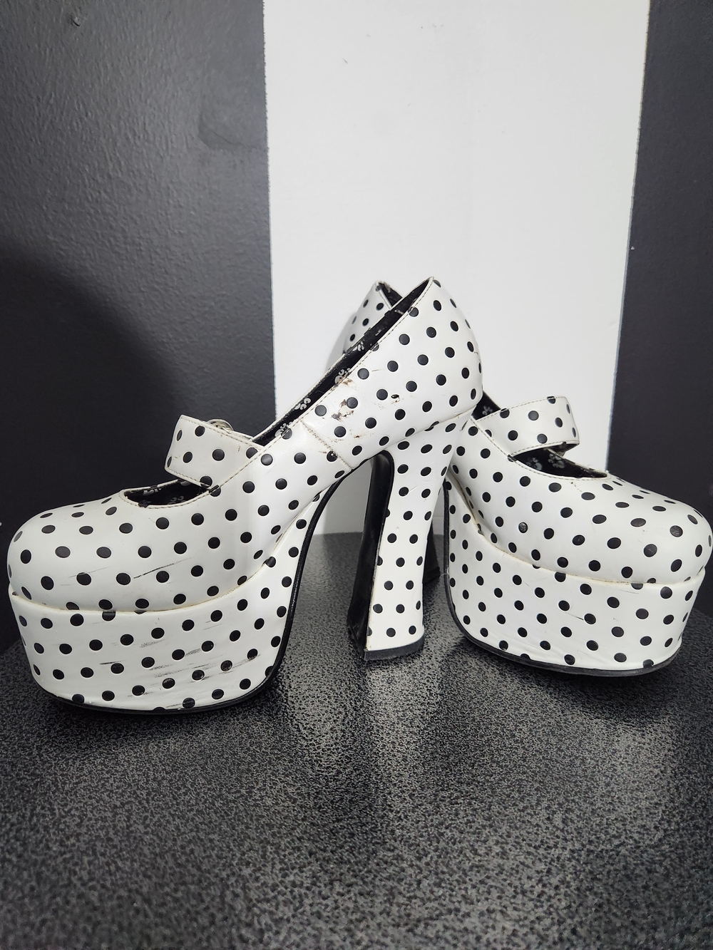 Women's Polka Dot Platform Mary Jane Heels in White and Black - Picture 5 of 9